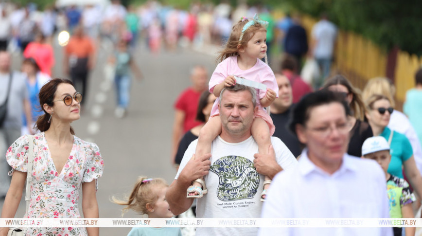 Увеличение пособий и усиление поддержки семей с детьми. Лукашенко подписал закон