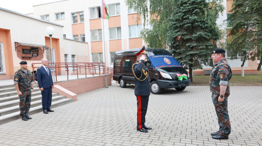 Новым микроавтобусом в День Независимости пополнился парк Гомельского ОМОНа