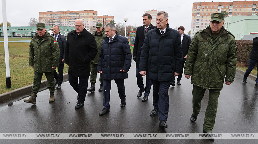 Лукашенко в Гомеле ознакомился с работой артиллерийской базы вооружения