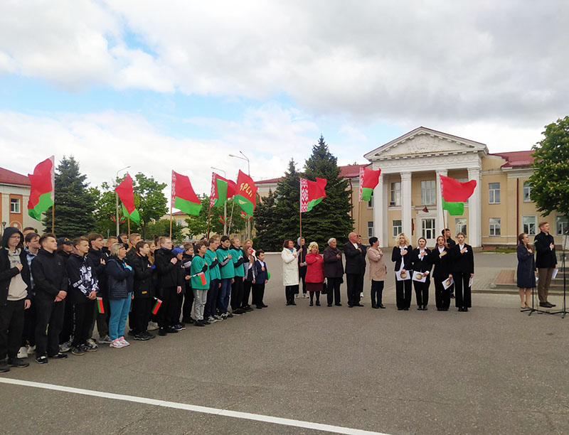 На площади проходят торжественные мероприятия, посвященные Дню Государственного флага, Государственного герба и Государственного гимна Республики Беларусь