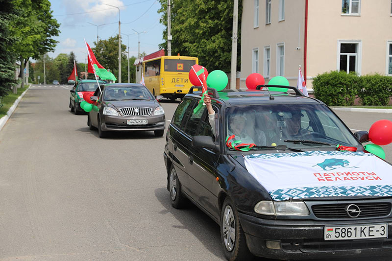 Делегация Буда-Кошелевского района стартовала с площади города для участия во II областном слете патриотов