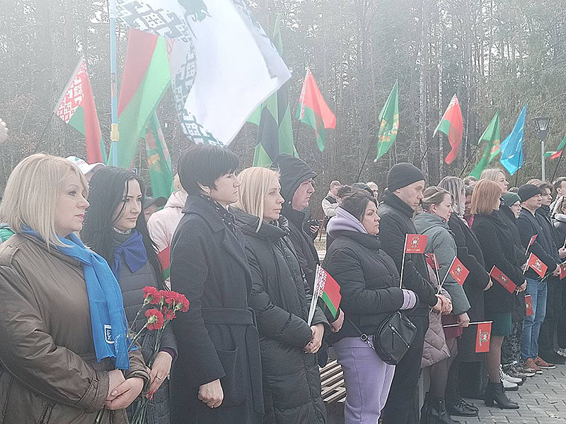 В Гомеле на военно-историческом комплексе «Партизанская криничка» дан старт акции «100 дней до побед». В мероприятии приняла участия и делегация Будакошелевщины