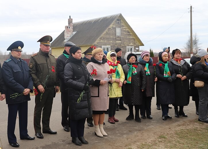 
Торжественная церемония перезахоронения останков неизвестного солдата прошла на братской могиле в д. Потаповка (будет дополнено)