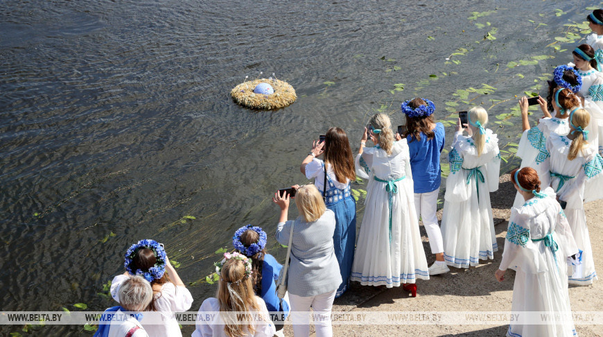 Floating peace wreaths down Sozh River in Gomel