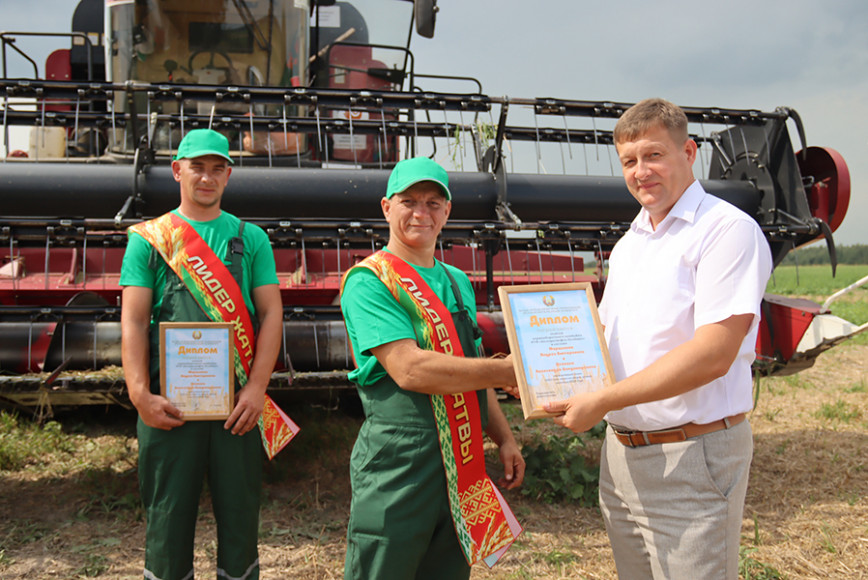 Старшыня райвыканкама Анатоль Гапонік уручыў заслужаныя ўзнагароды лідарам жніва